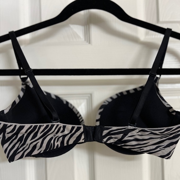 Victoria’s Secret bra size 34B good condition pre-owned. - Picture 2 of 3
